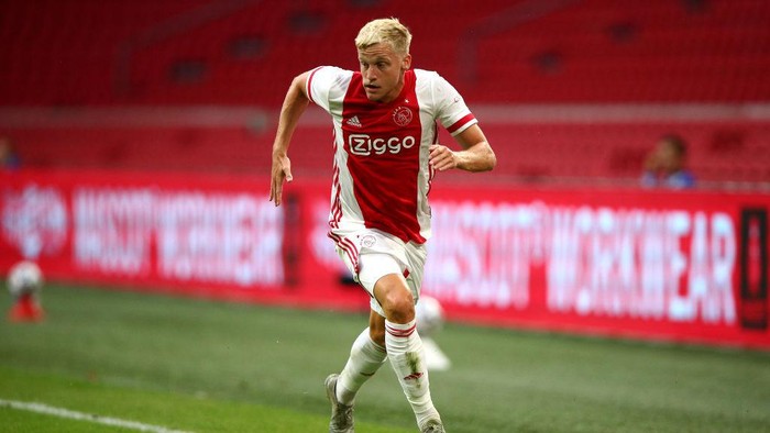 AMSTERDAM, NETHERLANDS - AUGUST 08:  Donny van de Beek of Ajax in action during the pre-season friendly match between Ajax Amsterdam and RKC Waalwijk at Johan Cruijff Arena on August 08, 2020 in Amsterdam, Netherlands. (Photo by Dean Mouhtaropoulos/Getty Images)