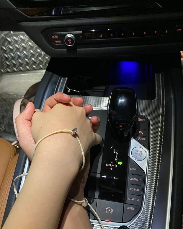 Foto romantis bergandengan