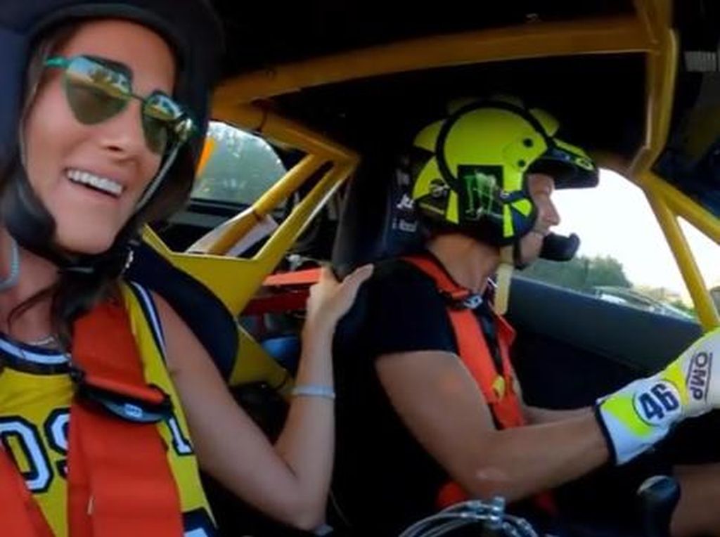 Valentino Rossi Bikin Pacar Seksinya Teriak-teriak Histeris dalam Mobil Valentino Rossi Bikin Pacar Seksinya Teriak-teriak Histeris dalam Mobil