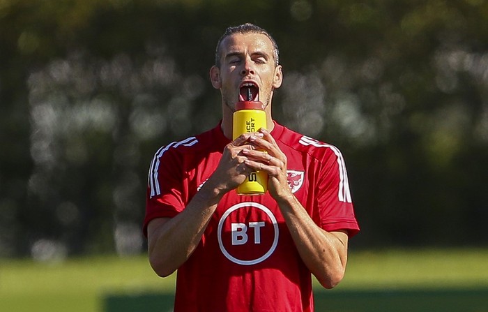 Wales forward Gareth Bale has a drink as he attends a training session at The Vale Resort near Hensol in South Wales on August 31, 2020 ahead of their UEFA Nations League international football match against Finland. - Bale links up with Ryan Giggs and the Wales national team after a turbulent domestic season with Real Madrid which saw him start only one of Madrids last 11 matches after La Liga resumed in March. Bale was notably left out of Madrids Champions League last 16 match against Manchester City on August 7 with manager Zinedine Zidane saying that Bale told him he did not want to play. (Photo by GEOFF CADDICK / AFP)