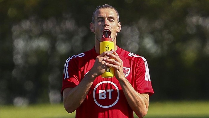 Wales forward Gareth Bale has a drink as he attends a training session at The Vale Resort near Hensol in South Wales on August 31, 2020 ahead of their UEFA Nations League international football match against Finland. - Bale links up with Ryan Giggs and the Wales national team after a turbulent domestic season with Real Madrid which saw him start only one of Madrids last 11 matches after La Liga resumed in March. Bale was notably left out of Madrids Champions League last 16 match against Manchester City on August 7 with manager Zinedine Zidane saying that Bale told him he did not want to play. (Photo by GEOFF CADDICK / AFP)