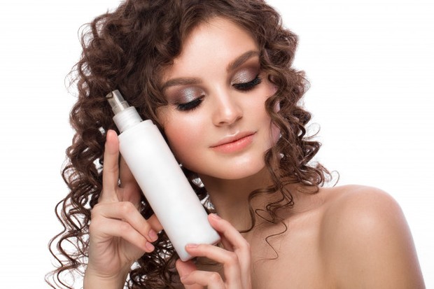 Kamu hanya perlu menyemprotkan hair spray pada kapas secukupnya. Kemudian, usapkan kapas secara searah dan perlahan pada kuku sampai kuteks menghilang seluruhnya