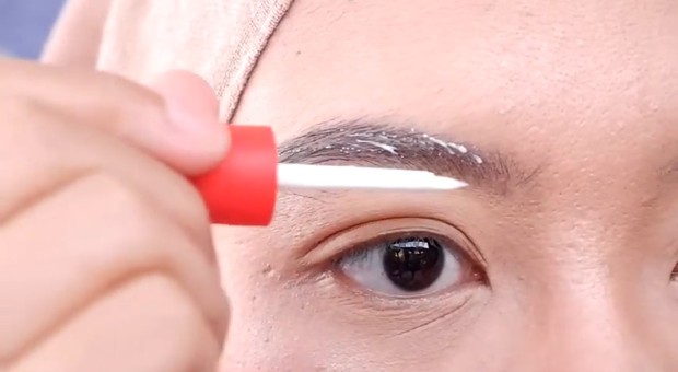 Lem bulu mata dapat membuat alis terlihat lebih rapi, tebal, dan lebih berisi. Aplikasi pada alis mata secara merata.