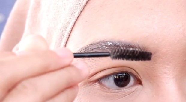 Setelah mengaplikasikan lem bulu mata, sisir atau rapikan alis menggunakan brush.
