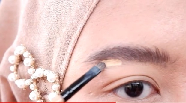 Terakhir, aplikasikab concealer untuk merapikan rambut alis yang tidak terbentuk dan area alis.