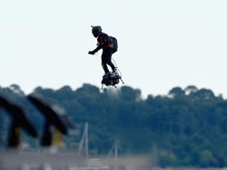 Akhirnya, Aksi Pria Misterius Terbang dengan Jetpack Tertangkap Kamera