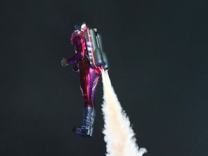 Lagi, Pria Terbang Pakai Jetpack Terlihat di Langit Los Angeles Lagi, Pria Terbang Pakai Jetpack Terlihat di Langit Los Angeles