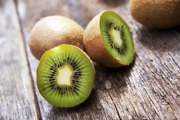Menurut penelitian, buah kiwi juga meningkatkan kualitas tidur karena itu kiwi baik dimakan sebelum tidur.