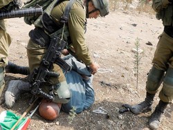 Tentara Israel Dikecam karena Menindih Leher Aktivis Palestina