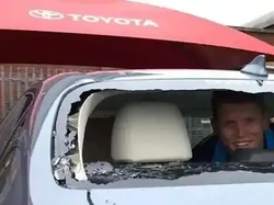Pukulannya Kelewat Kencang, Pemain Kriket Pecahkan Kaca Mobilnya Sendiri