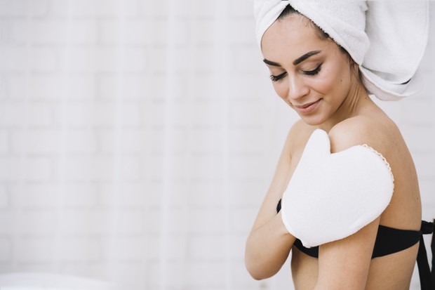 Lakukanlah Eksfoliasi/freepil.com eksfoliasi bisa menjadi cara efektif untuk mengelupas sel kulit mati yang menyebabkan pengelupasan.