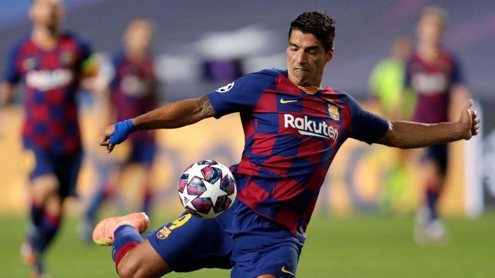 LISBON, PORTUGAL - AUGUST 14: Luis Suarez of FC Barcelona shoots during the UEFA Champions League Quarter Final match between Barcelona and Bayern Munich at Estadio do Sport Lisboa e Benfica on August 14, 2020 in Lisbon, Portugal. (Photo by Manu Fernandez/Pool via Getty Images)