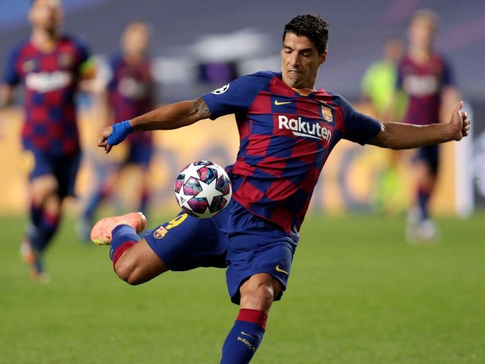 LISBON, PORTUGAL - AUGUST 14: Luis Suarez of FC Barcelona shoots during the UEFA Champions League Quarter Final match between Barcelona and Bayern Munich at Estadio do Sport Lisboa e Benfica on August 14, 2020 in Lisbon, Portugal. (Photo by Manu Fernandez/Pool via Getty Images)