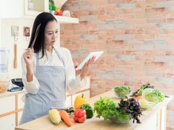 Masak Jadi Tugas Wajib buat Perempuan? Coba Pikir Lagi Deh