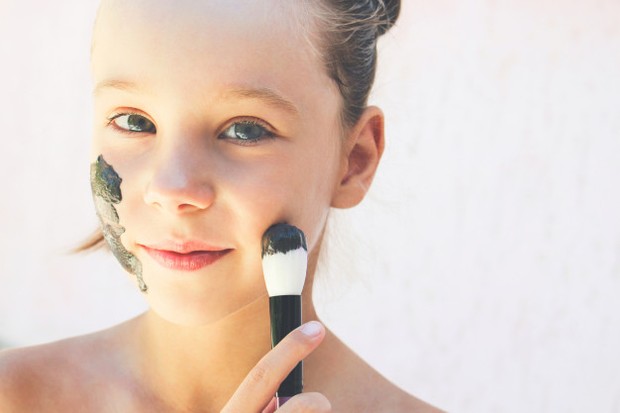 melakukan eksfoliasi rutin dengan mud mask dapat membantu mengatasi jerawat pada remaja