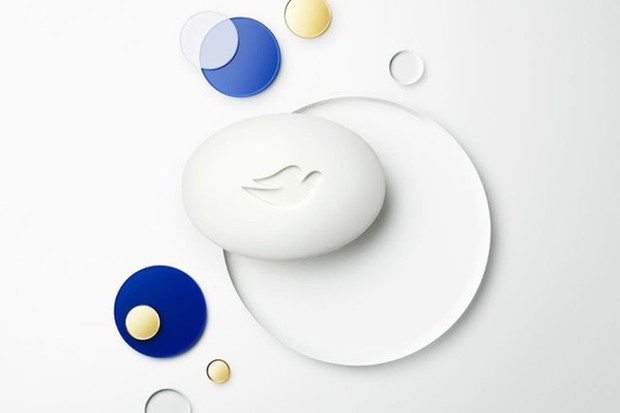 membersihkan wajah dua kali sehari dengan sabun yang lembut seperti Dove Beauty Bar dapat membantu mengatasi jerawat pada remaja