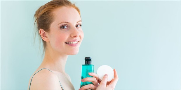 Makeup remover bisa dijadikan alat pembersih noda maskara pada pakaian