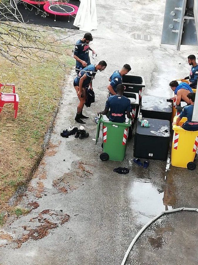 Pemain Napoli Mandi  di Tempat  Sampah  Ini Faktanya