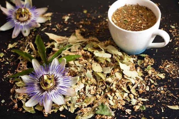 Sifat menenangkan dari passionflower tea rupanya juga bisa meningkatkan rasa kantuk, sehingga memungkinkan bermanfaat untuk minum sebelum tidur