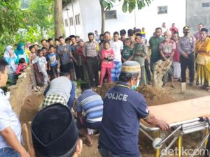 Pemakaman Suami yang Bakar Hidup-hidup Istri dan Anak Dikawal Polisi
