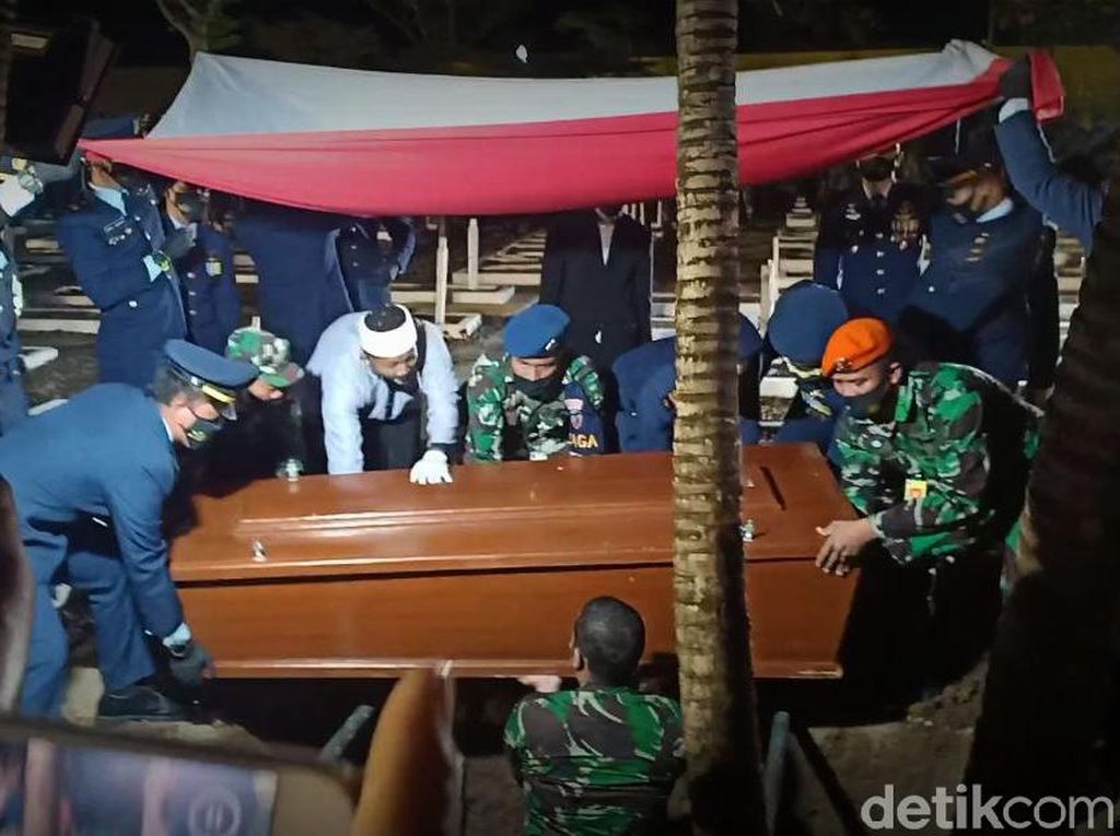 Momen Pemakaman Pilot Pesawat yang Tergelincir di Lanud Iswahjudi Momen Pemakaman Pilot Pesawat yang Tergelincir di Lanud Iswahjudi