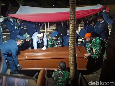 Momen Pemakaman Pilot Pesawat yang Tergelincir di Lanud Iswahjudi