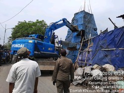 Dikeluhkan Warga, Pabrik Arang di Jakut Dibongkar Satpol PP
