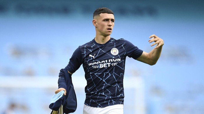 MANCHESTER, ENGLAND - AUGUST 07: Phil Foden of Manchester City warms up prior to the UEFA Champions League round of 16 second leg match between Manchester City and Real Madrid at Etihad Stadium on August 07, 2020 in Manchester, England. (Photo by Peter Powell/Pool via Getty Images)