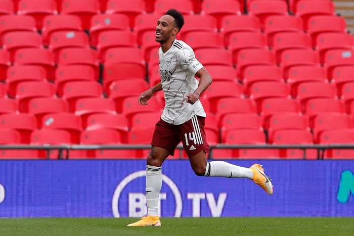 LONDON, ENGLAND - AUGUST 29: Pierre-Emerick Aubameyang of Arsenal  celebrates after scoring his teams first goal  during the FA Community Shield final between Arsenal and Liverpool at Wembley Stadium on August 29, 2020 in London, England. (Photo by Andrew Couldridge/Pool via Getty Images)