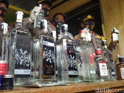Polisi Gerebek Rumah Produksi Miras Palsu Bermerek Impor di Cianjur