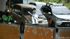 Potret Manusia Silver yang Menjamur di Kota Bekasi