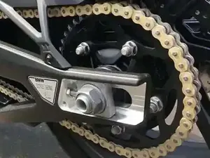 Nahas! Emak Penumpang Ojol Jatuh Gegara Baju Terlilit Rantai Motor