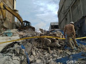 Kesaksian Warga-Pekerja soal Detik-detik Ruko Roboh di Jakpus Kesaksian Warga-Pekerja soal Detik-detik Ruko Roboh di Jakpus