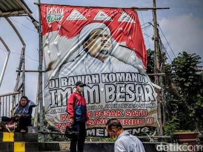Spanduk Habib Rizieq Bertebaran di Jakarta