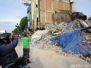 Video Penampakan Ruko Roboh di Jakpus, Bikin Lalin Terganggu