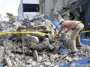 Polisi Periksa Sejumlah Pekerja Terkait Ruko Roboh di Jakpus Polisi Periksa Sejumlah Pekerja Terkait Ruko Roboh di Jakpus