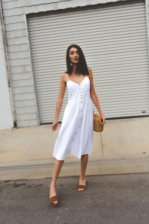 White tank/pinterest.com/deliavillavicencio Warna putih adalah warna yang wajib dipunyai wanita termasuk white tank ini.