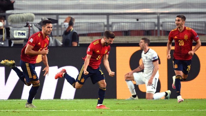 STUTTGART, GERMANY - SEPTEMBER 03: Luis Jose Gaya of Spain celebrates with teammates after scoring his teams first goal during the UEFA Nations League group stage match between Germany and Spain at Mercedes-Benz Arena on September 03, 2020 in Stuttgart, Germany. (Photo by Matthias Hangst/Getty Images)