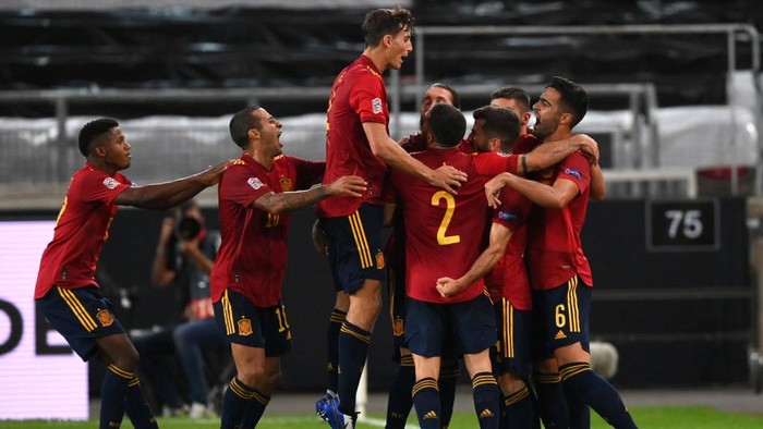 STUTTGART, GERMANY - SEPTEMBER 03: Luis Jose Gaya of Spain celebrates with teammates after scoring his teams first goal during the UEFA Nations League group stage match between Germany and Spain at Mercedes-Benz Arena on September 03, 2020 in Stuttgart, Germany. (Photo by Matthias Hangst/Getty Images)