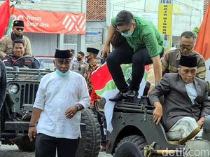 Daftar ke KPU Sukabumi, Abu Bakar-Sirojudin Naik Jip Daftar ke KPU Sukabumi, Abu Bakar-Sirojudin Naik Jip