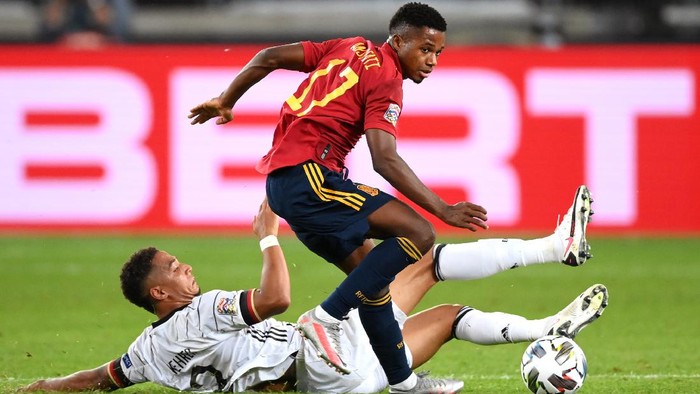 STUTTGART, GERMANY - SEPTEMBER 03: Ansu Fati of Spain battles for possession with Thilo Kehrer of Germany during the UEFA Nations League group stage match between Germany and Spain at Mercedes-Benz Arena on September 03, 2020 in Stuttgart, Germany. (Photo by Matthias Hangst/Getty Images)
