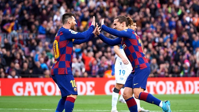 BARCELONA, SPAIN - DECEMBER 21: Antoine Griezmann of FC Barcelona celebrates with his teammate Lionel Messi after scoring the opening goal during the La Liga match between FC Barcelona and Deportivo Alaves at Camp Nou on December 21, 2019 in Barcelona, Spain. (Photo by Alex Caparros/Getty Images)