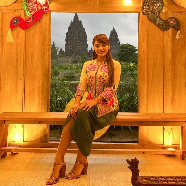 Aurel Hermansyah menggunakan kebaya Jawa