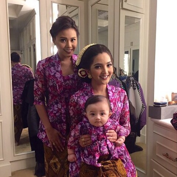 Aurel Hermansyah menggunakan kebaya