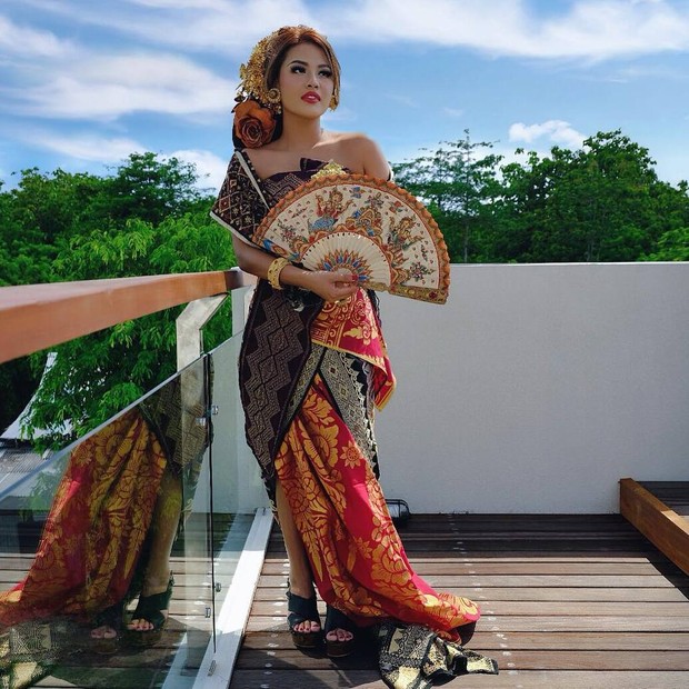Aurel Hermansyah menggunakan kebaya Bali
