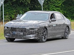 Genderang Perang Sedan Mewah Listrik Kelas Dewa Dimulai!