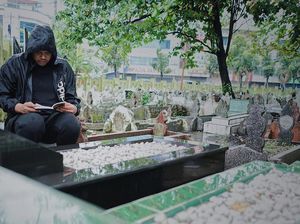 Bobby Ziarah ke Makam Ayah Jelang Daftar Cawalkot ke KPU Medan