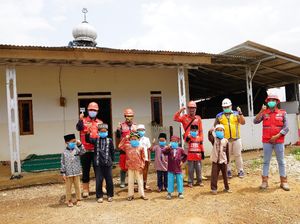 Brantas Abipraya Bagi-bagi Masker ke Warga Sekitar Proyek di Bogor
