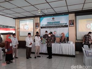 Berkemeja Putih Bupati Petahana Suharsono-Totok Daftar Pilbup Bantul