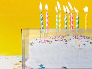 Cake Shield Ini Lindungi Kue Ultah dari Paparan Virus Saat Tiup Lilin Cake Shield Ini Lindungi Kue Ultah dari Paparan Virus Saat Tiup Lilin